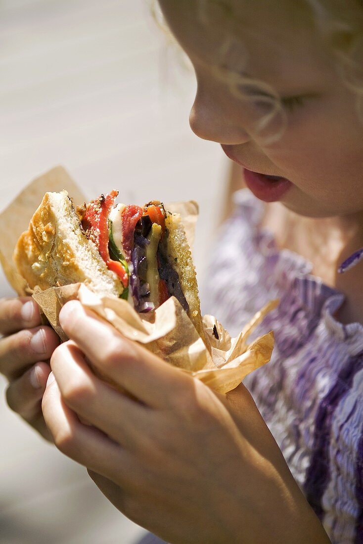 Mädchen mit Sandwich