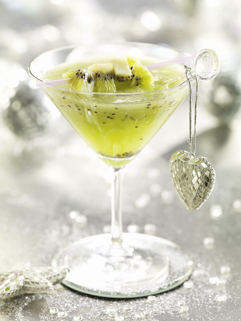Cocktail with kiwi fruit and heart-shaped pendant