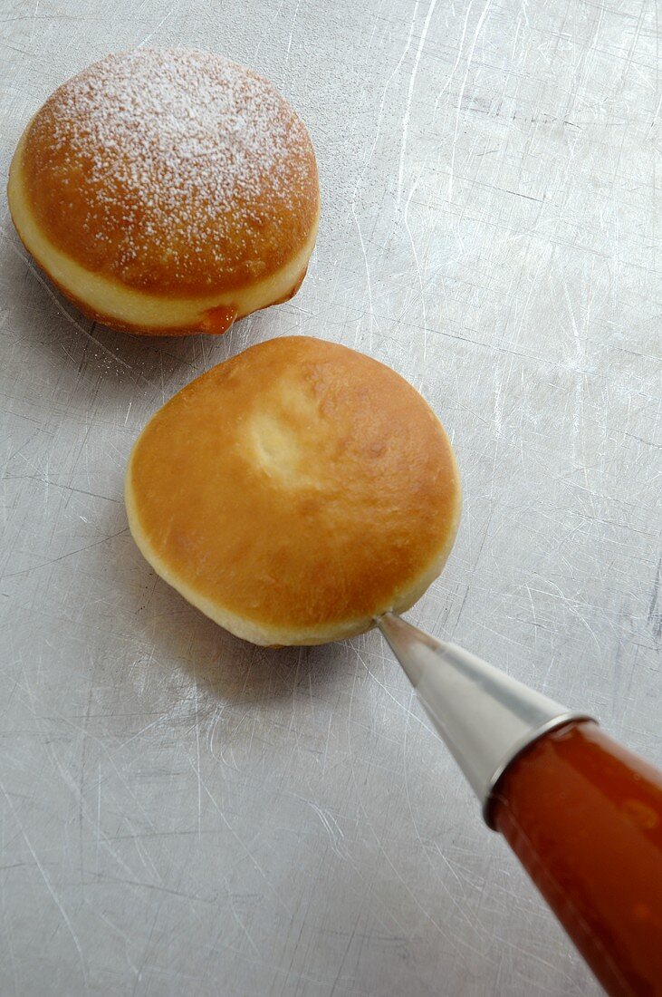 Marmelade in Krapfen füllen