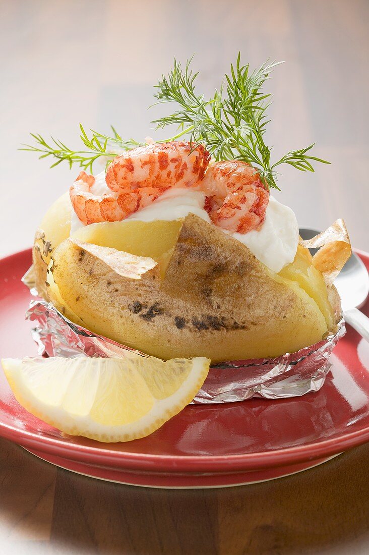 Baked potato with crayfish, cream and dill