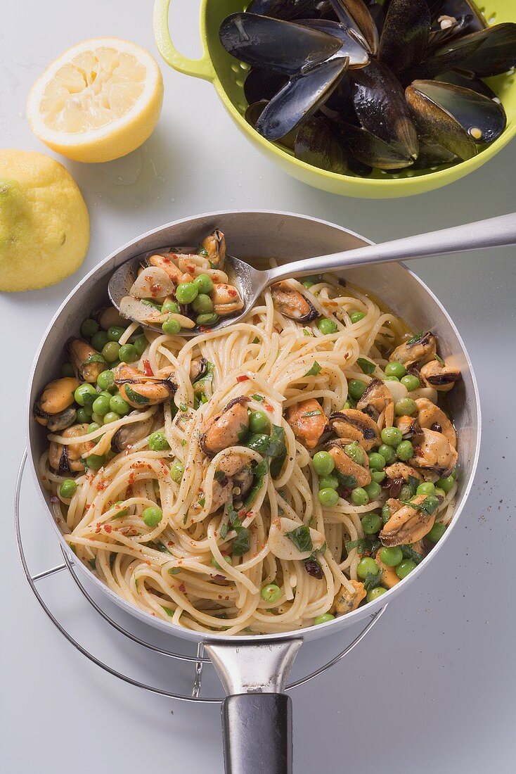 Spaghetti aglio e olio with mussels