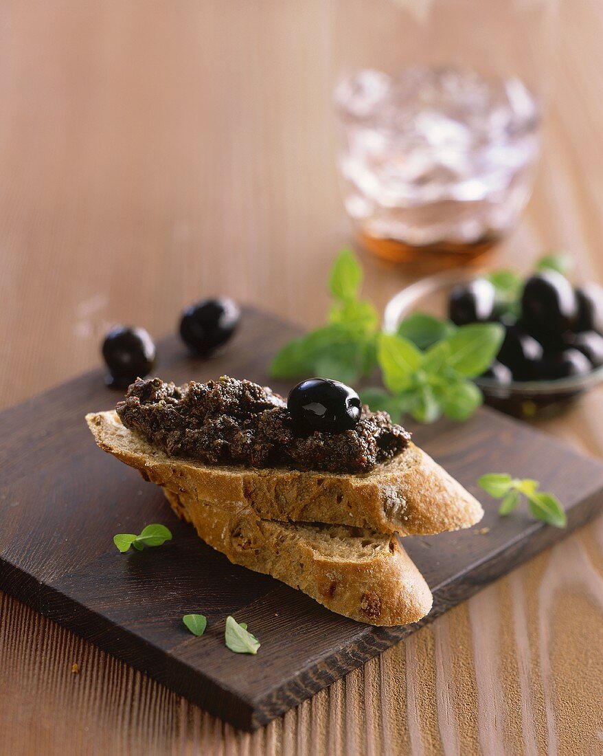 Schwarze Olivenpaste auf Zwiebelbaguette