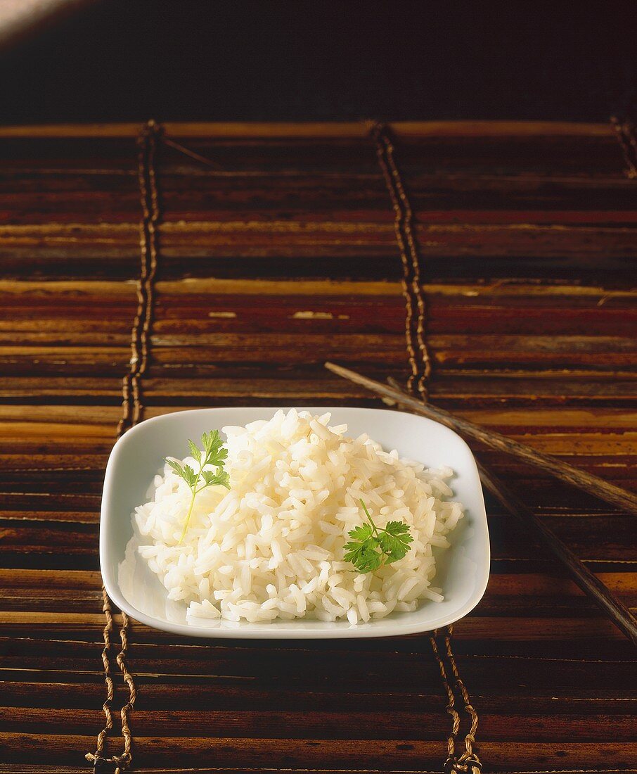 Reis in weisser Schale auf braunem Fond