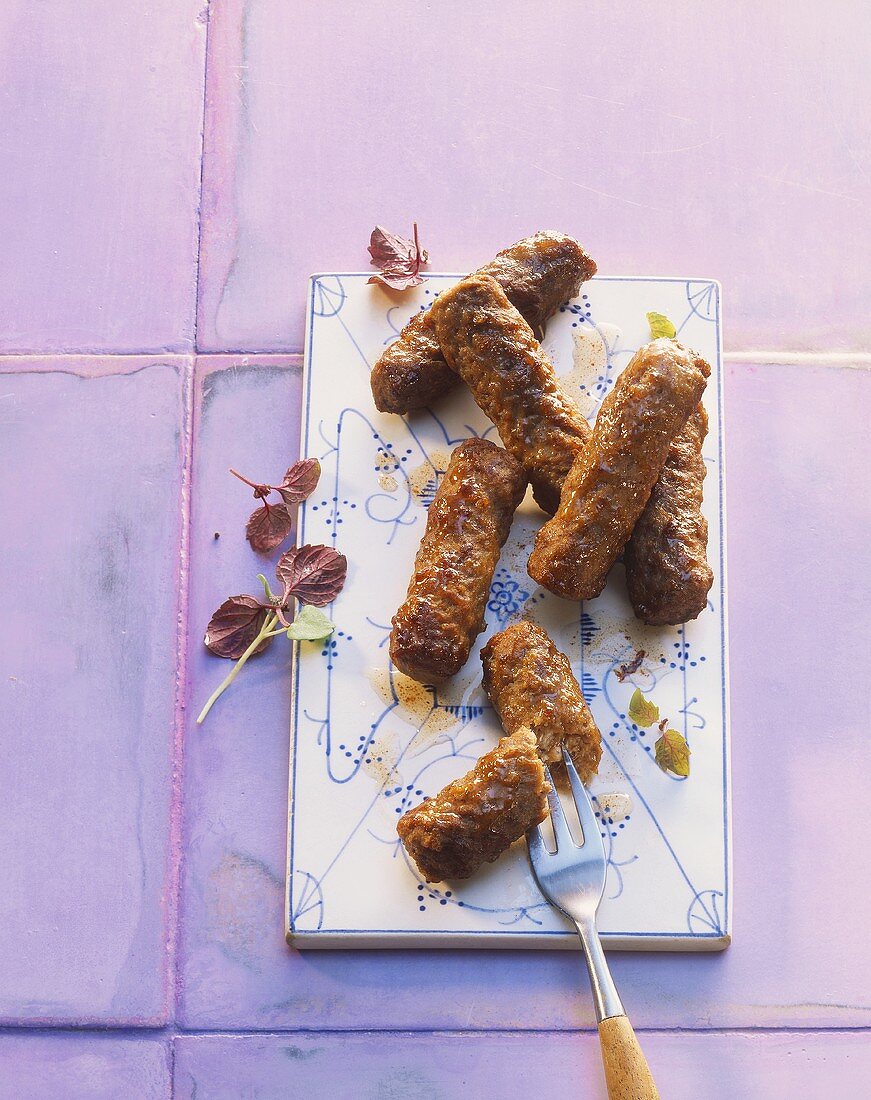 Cevapcici auf Porzellanbrettchen