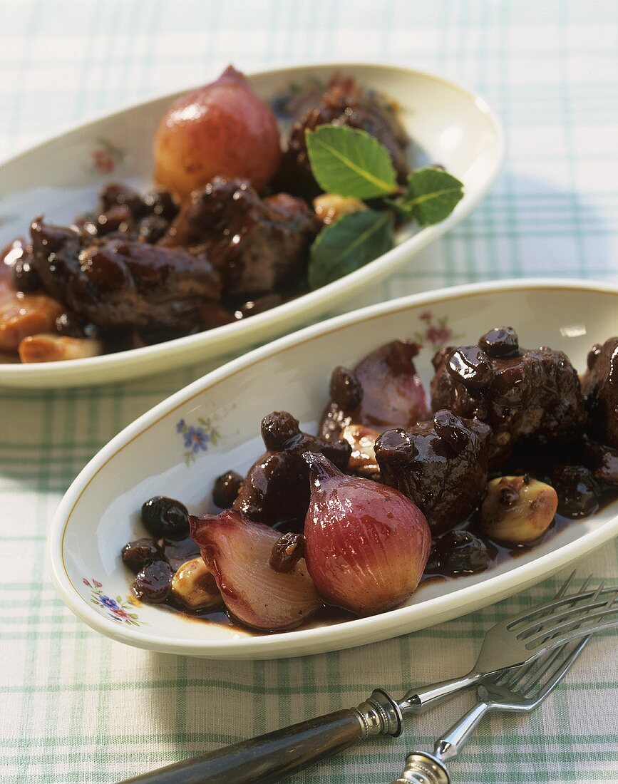 Agnello al Sagrantino (Lamm mit Zwiebeln in Rotwein, Italien)