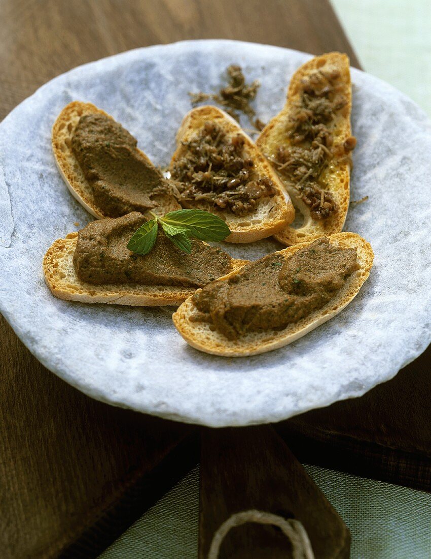 Crostini umbri (Crostini mit Trüffel-Pilzcreme, Italien)