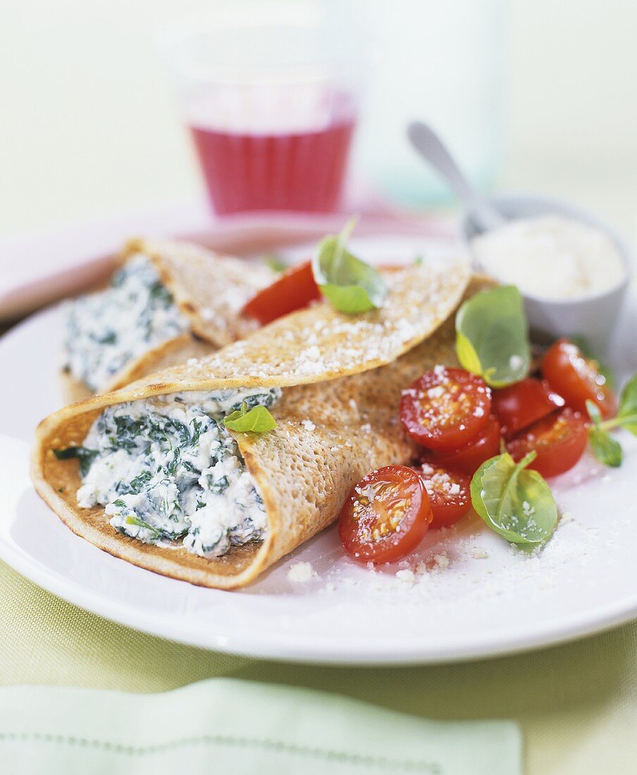 Pfannkuchen mit Spinat-Ricotta-Füllung und Kirschtomaten