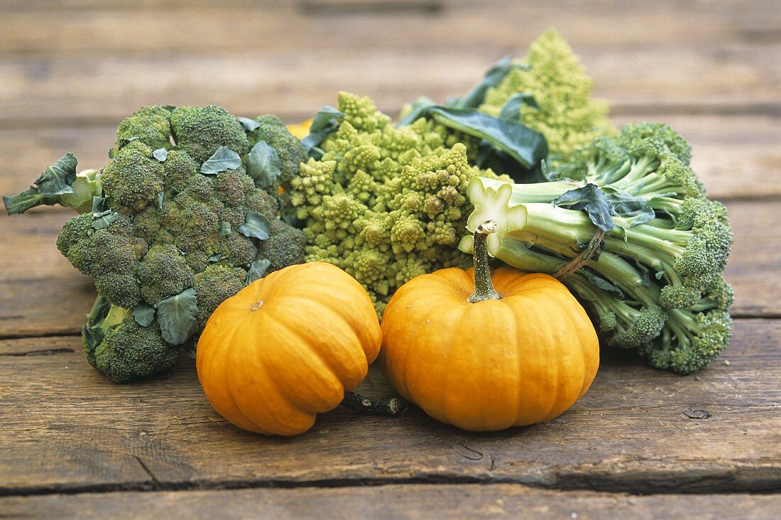 Stillleben mit Kürbis, Brokkoli und Romanesco