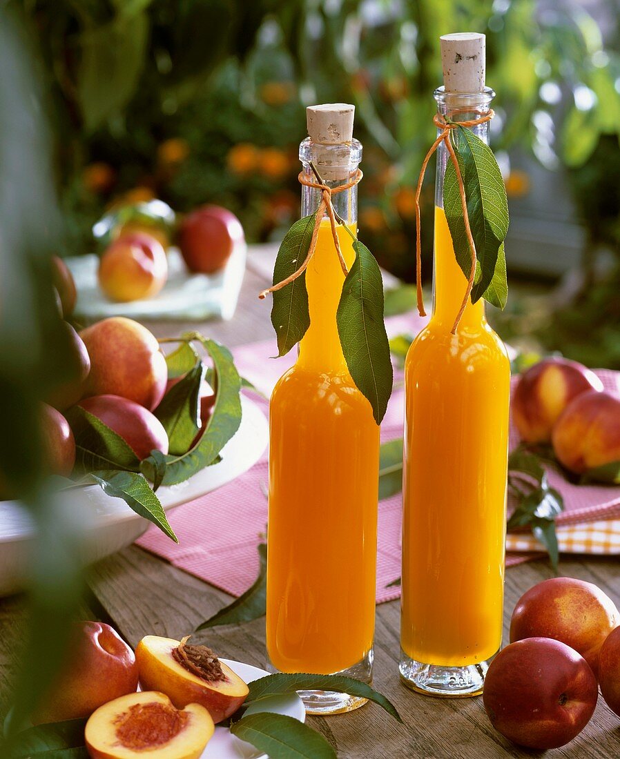 Nectarine juice and fresh nectarines