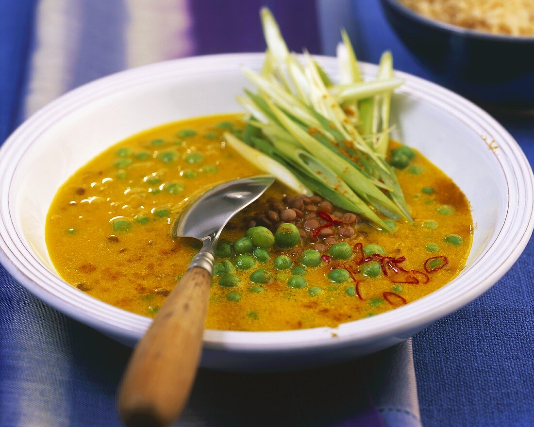 Thai-Curry mit Linsen, Erbsen und Lauchzwiebeln