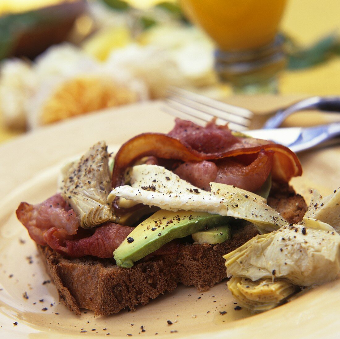 Fried ham, avocado and artichokes on wholemeal bread