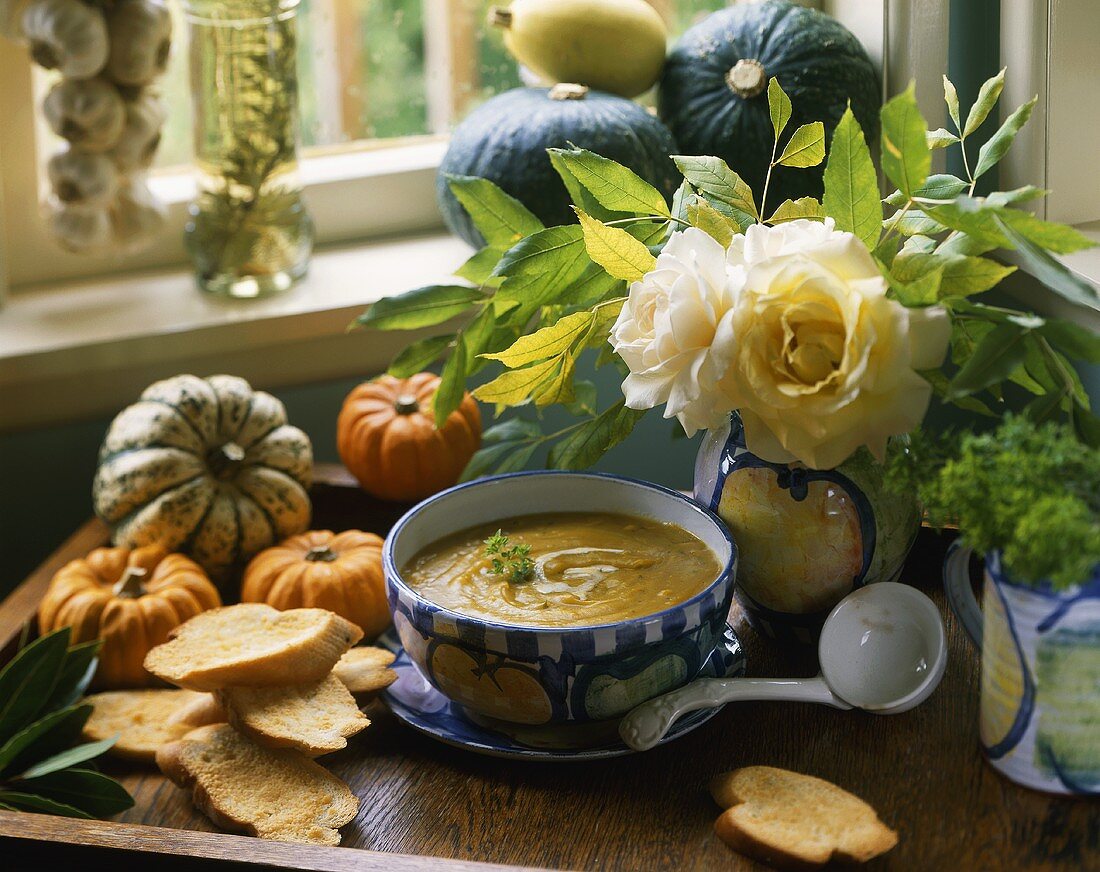 Kürbiscremesuppe mit getoasteten Brotscheiben