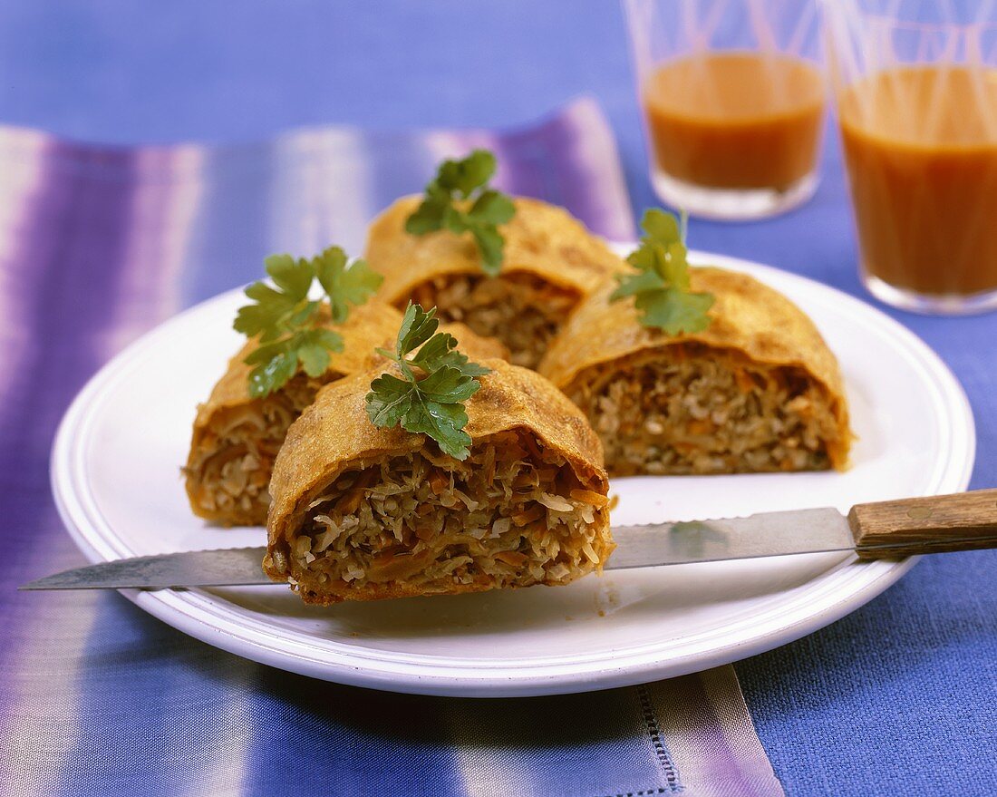 Sauerkraut-Möhren-Strudel mit Räuchertofu