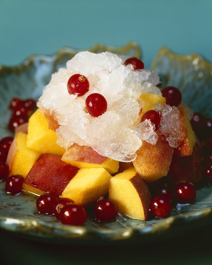 Nektarinensalat mit roten Johannisbeeren und Granite