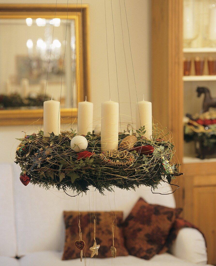 Hängender Adventskranz mit weissen Kerzen