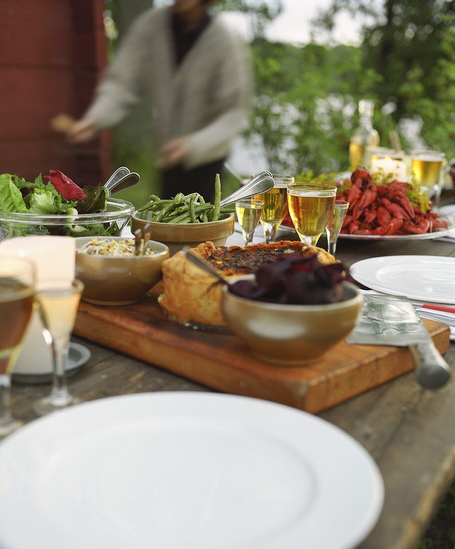 Buffet mit Salat und Meeresfrüchten im Freien