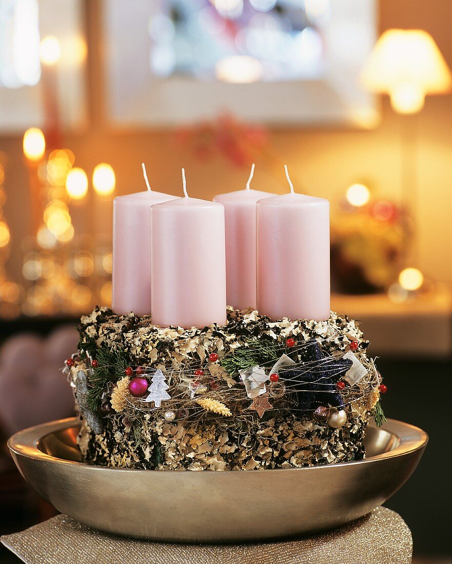 Adventskranz mit rosa Stumpenkerzen