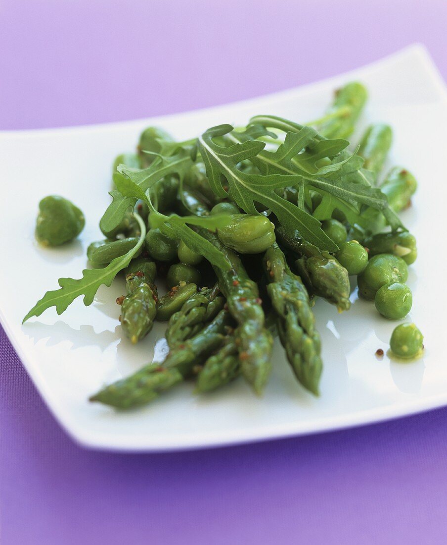 Green asparagus with peas, beans and rocket