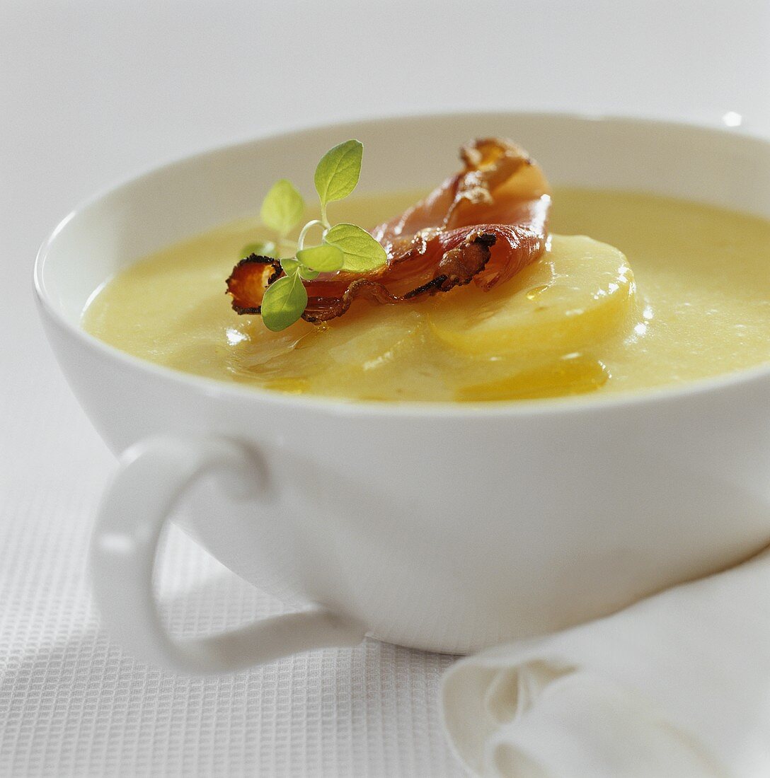 Creamy potato soup with fried bacon