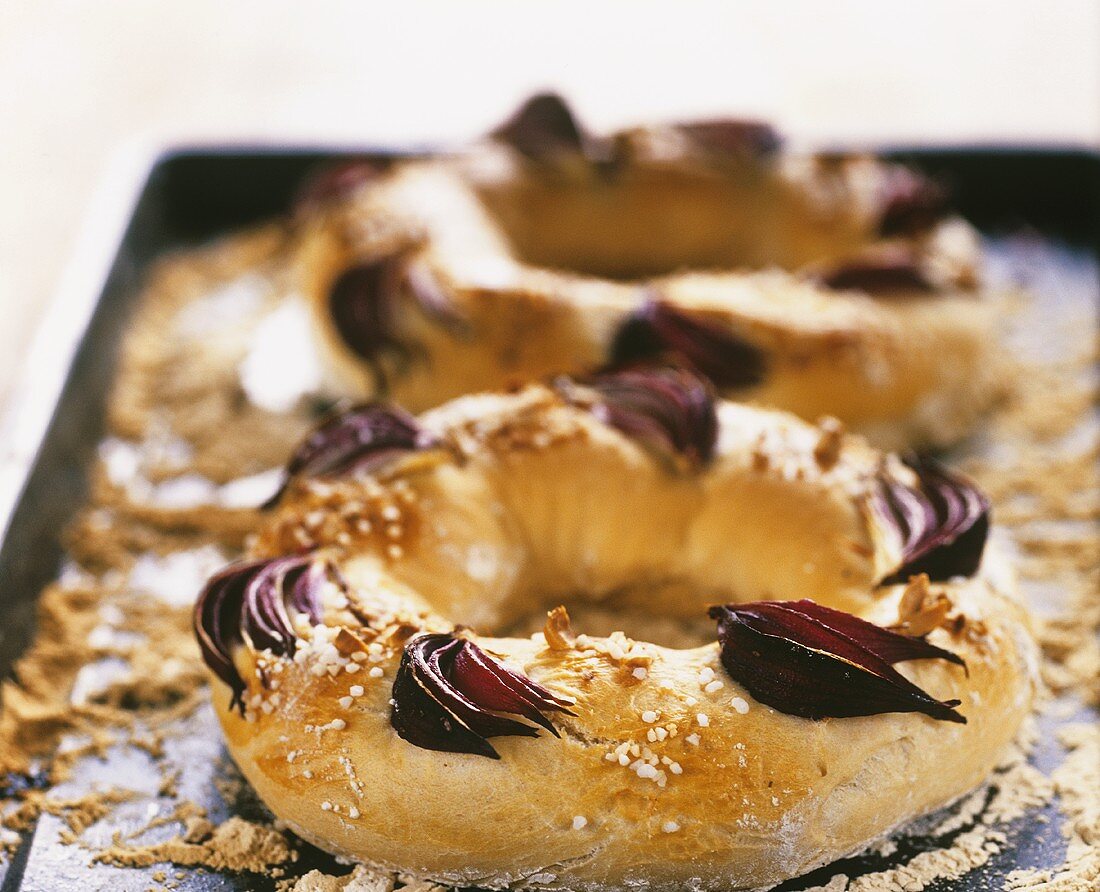 Bread rings with red onions