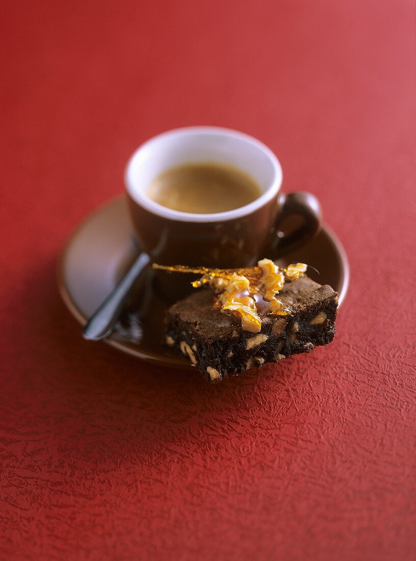 Mokka-Nuss-Brownies und eine Tasse Espresso