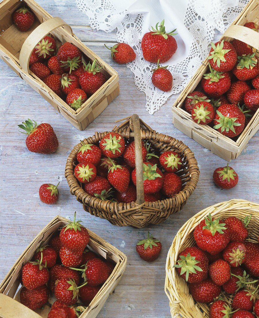 Frische Erdbeeren in Körbchen