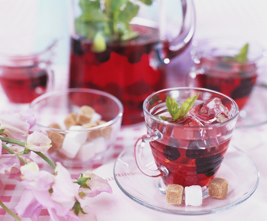 Iced fruit tea with sugar cubes