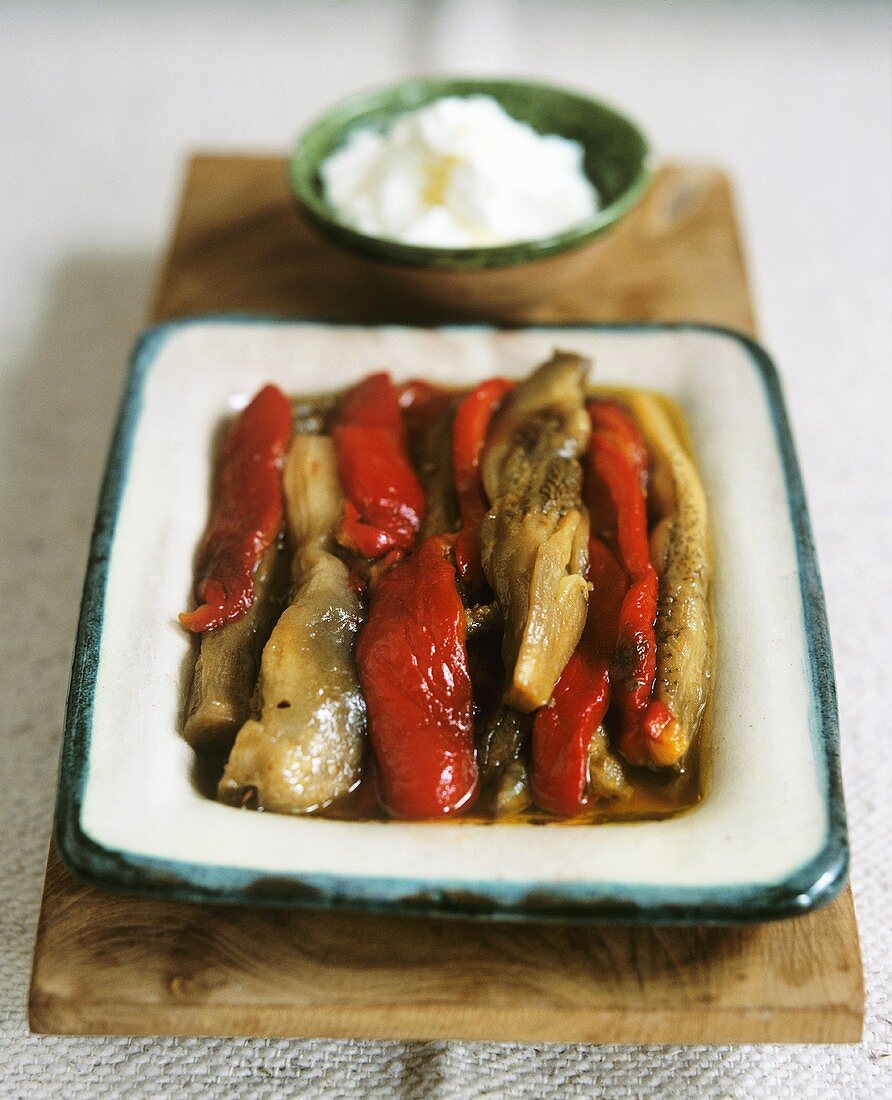 Marinated peppers and aubergines with yoghurt dip