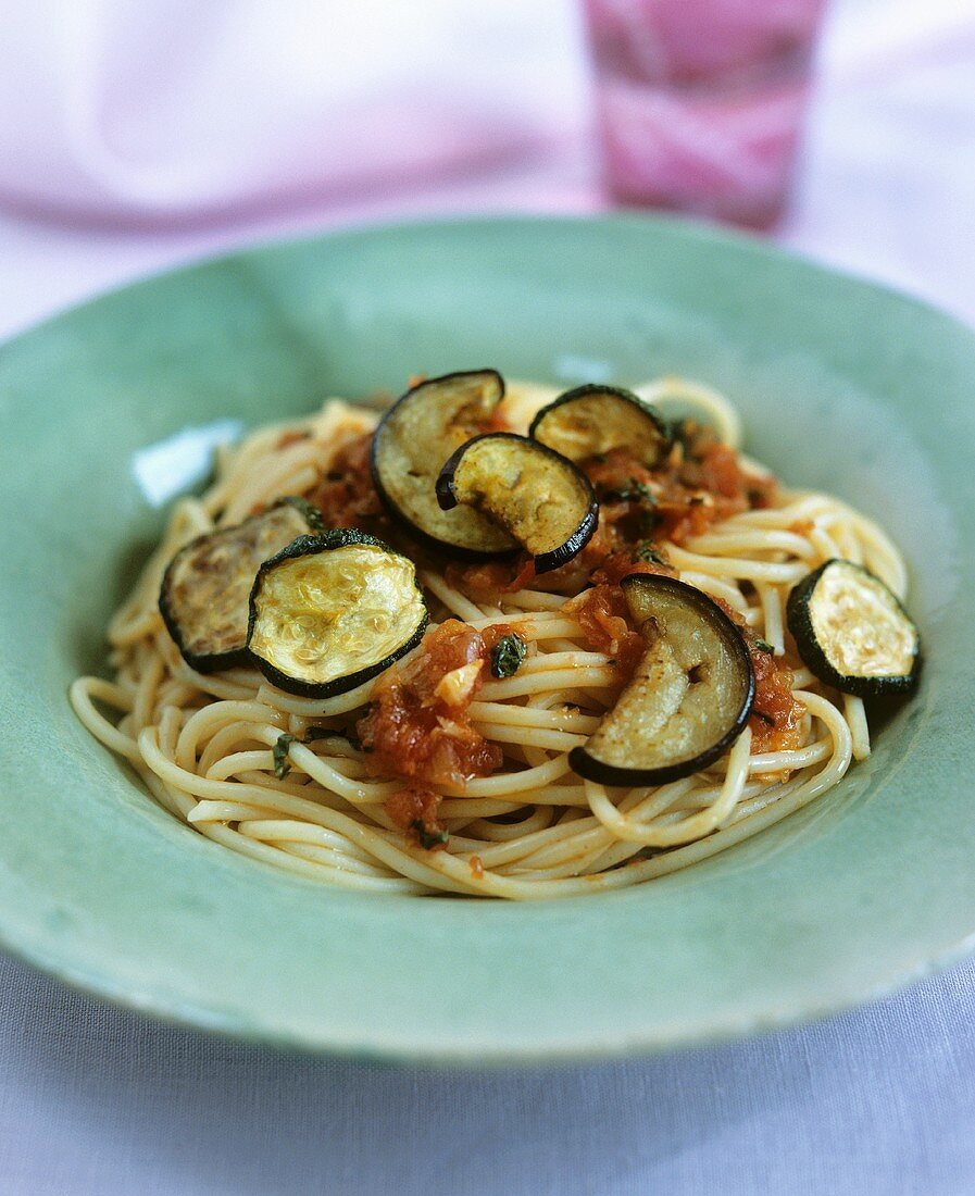 Spaghetti mit Tomatensauce, Zucchini und Aubergine