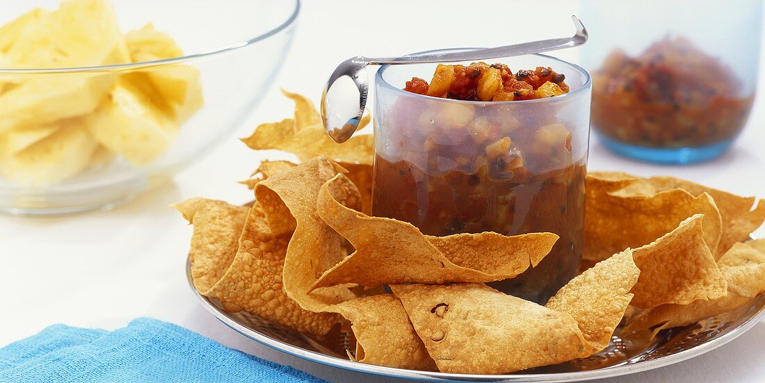 Tomaten-Ananas-Chutney und geröstete Pappadum-Fladen (Indien)