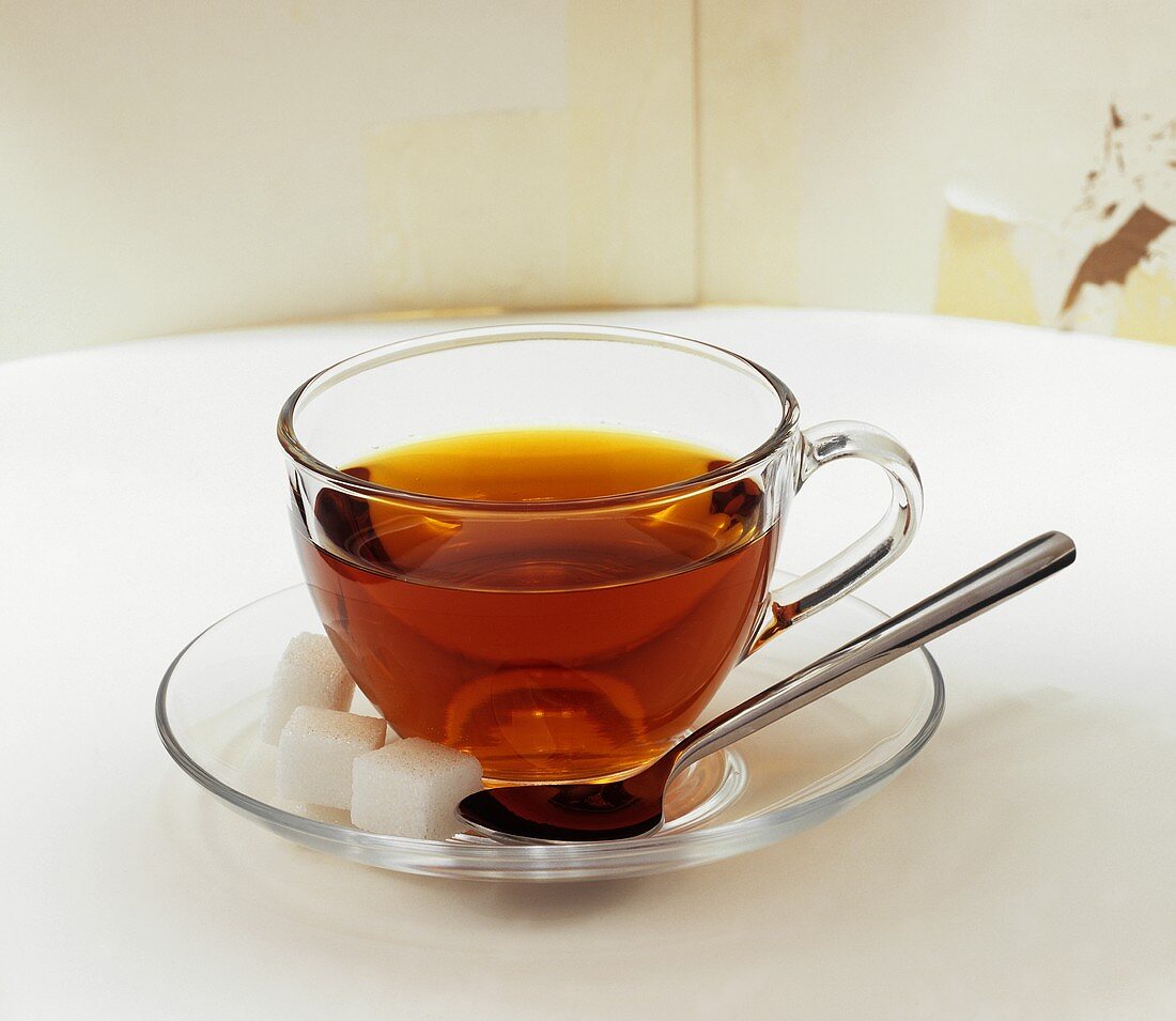 Eine Tasse Tee mit Würfelzucker