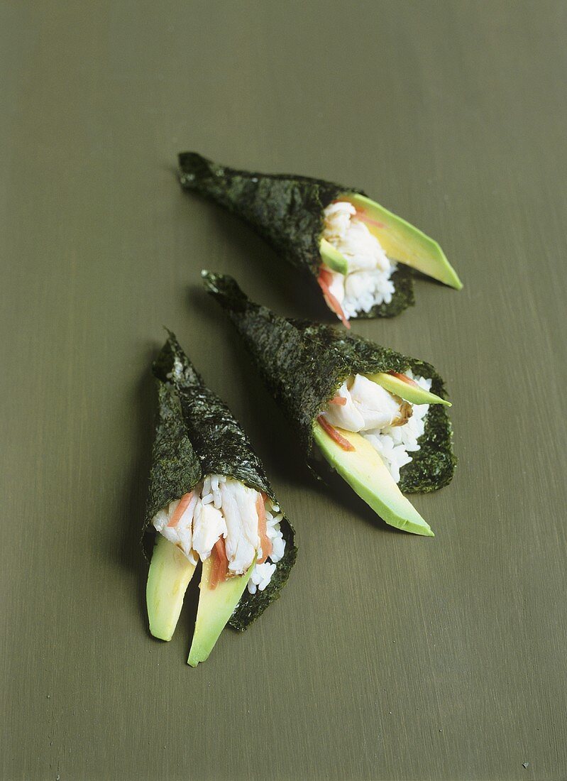Temaki-Sushi mit Avocado und Krabbenfleisch