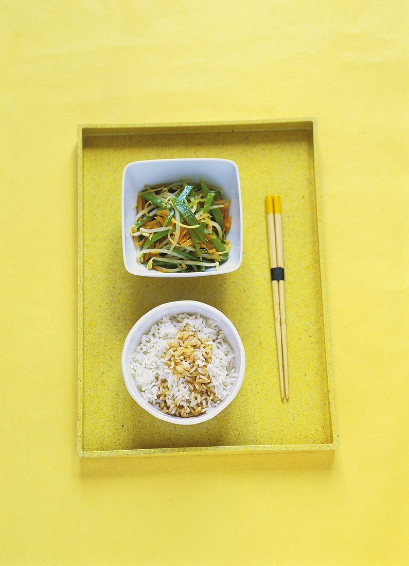Wokgemüse (Karotten, Zuckerschoten und Sojasprossen) mit Reis