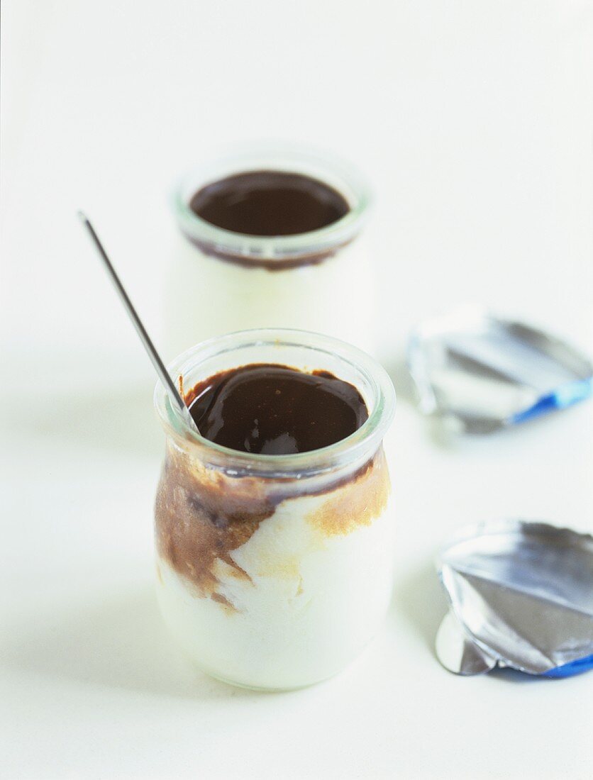 Joghurt mit Schokolade im Glas