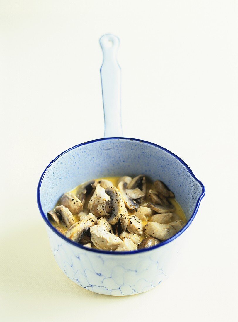 Poulet à la crème (Chicken and mushrooms in cream sauce)