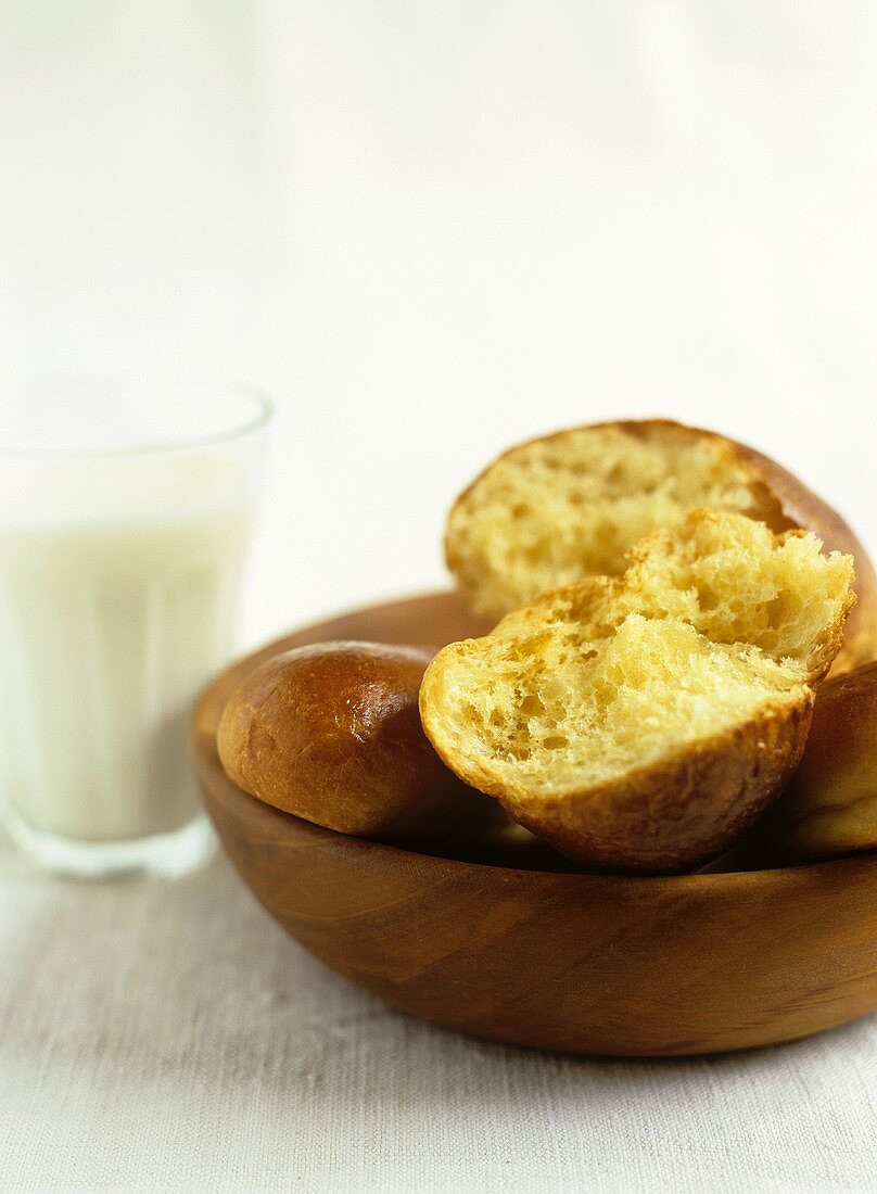 Brioche in Holzschale