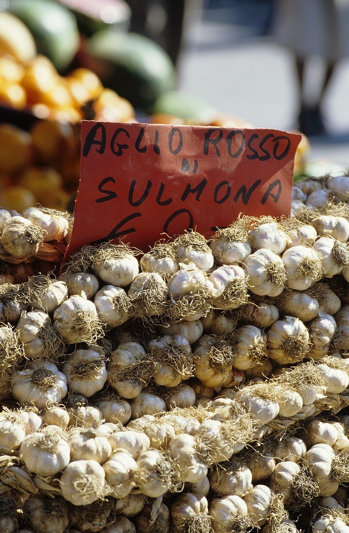 Garlic on a market stall (Abruzzo, Italy)
