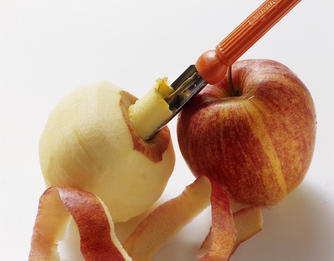 Zwei Äpfel mit Apfelausstecher