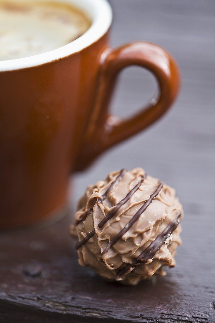 Eine Tasse Espresso mit Praline