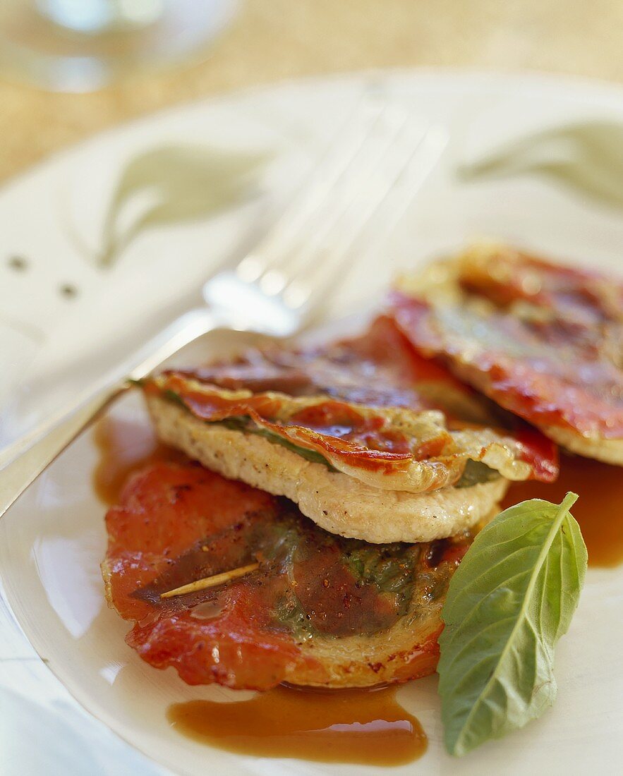 Saltimbocca alla napoletana (Schnitzel mit Coppa & Basilikum)