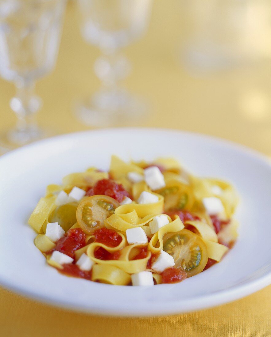 Fettuccine mit Tomaten-Mozzarella-Sauce