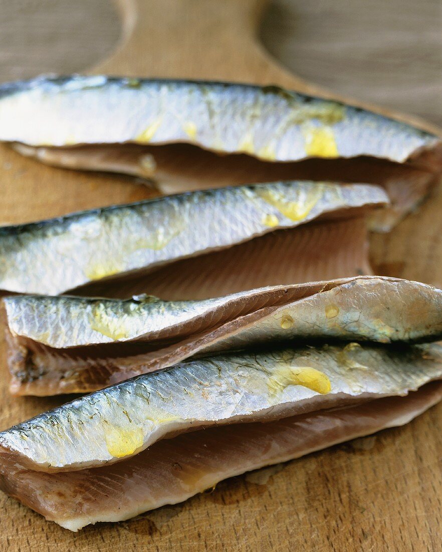 Raw sardines with oil