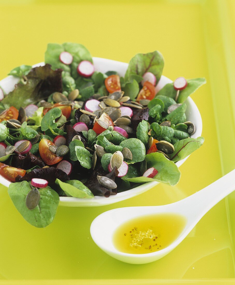 Gemischter Blattsalat mit Kürbiskernen und Radieschen