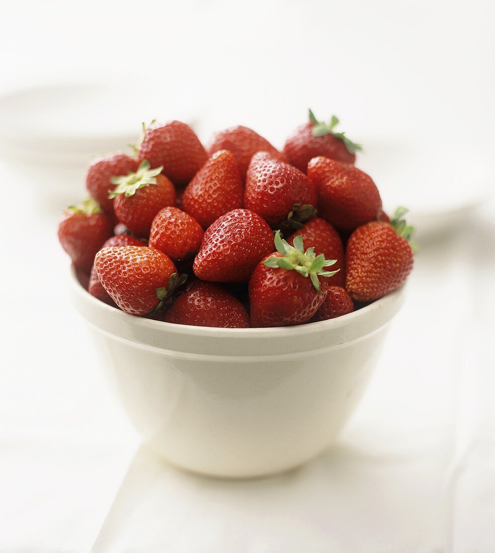 Frische Erdbeeren in weisser Schale