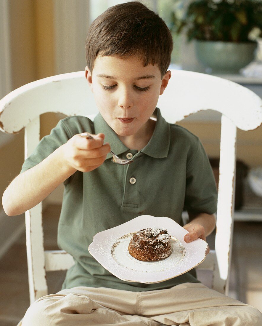 Junge isst Schokoladensouffle
