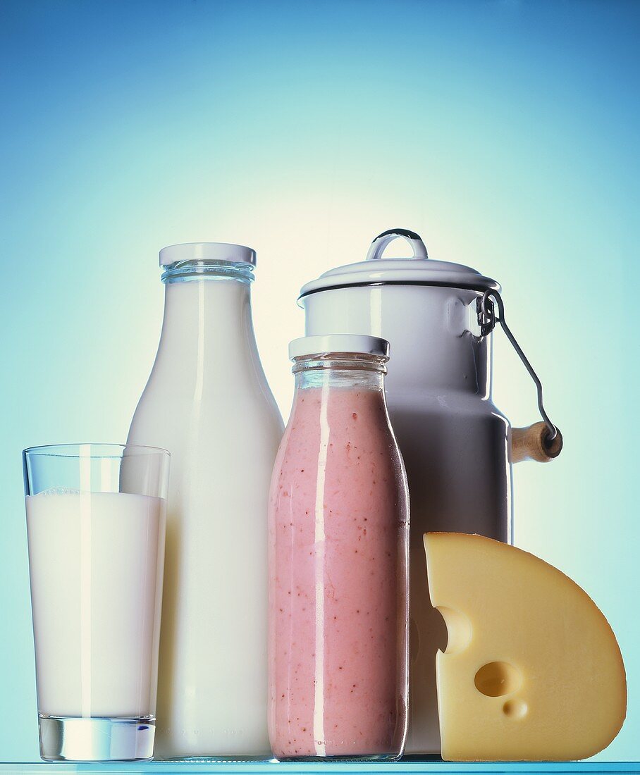Milchglas, Milchflasche, Milchkanne, Käse und Erdbeermilch