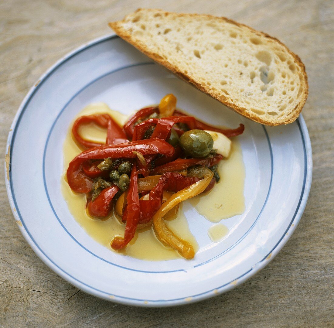 Peperonata capperi e olive (Mariniertes Paprikagemüse)