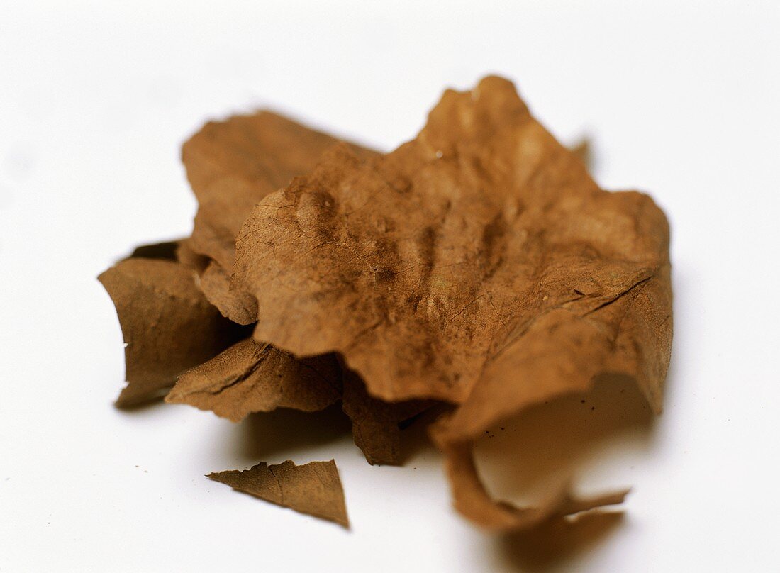 Dried tobacco leaves (also wine bouquet)