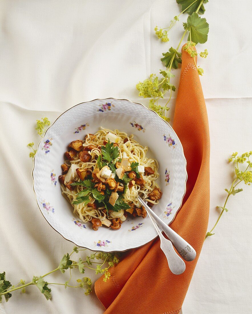 Tagliolini with mushrooms and parsley