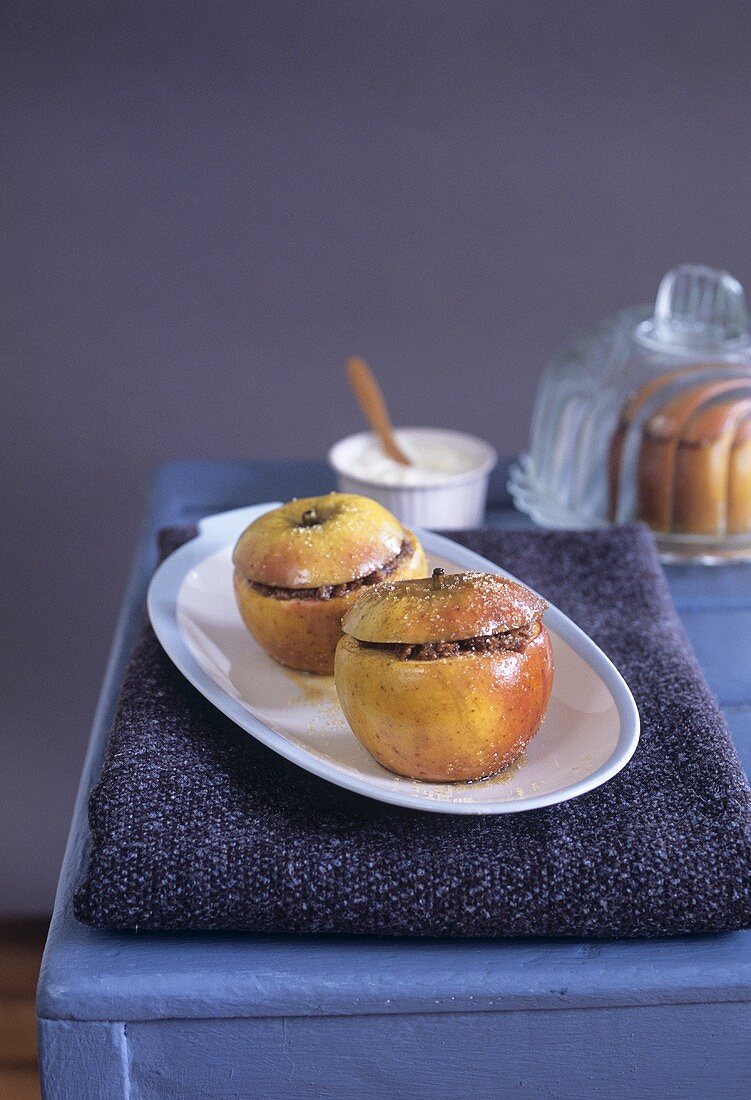 Apples with spekulatius cookie stuffing